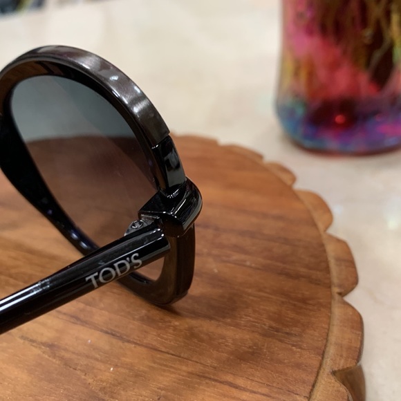 NWOT TODS SUNGLASSES JACKIE O STYLE BLACK AND GUNMETAL COLORS LIGHTWEIGHT - Picture 6 of 11